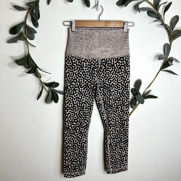 Lululemon Wunder Under Crop - Picture 1 of 5